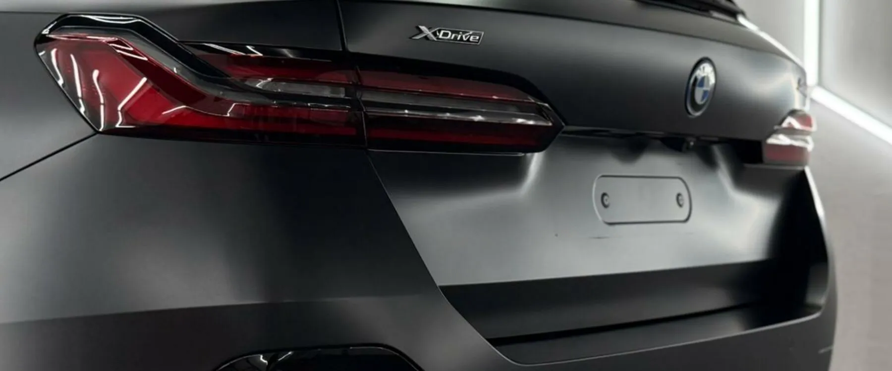 Stražnji dio BMW-a u mat izvedbi nakon kompletnog detailinga