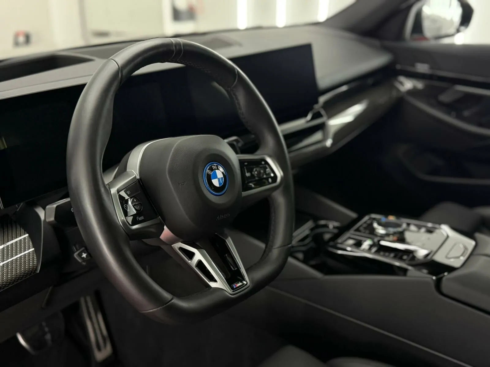 Volan i zasloni BMW-a nakon dubinskog čišćenja interijera
