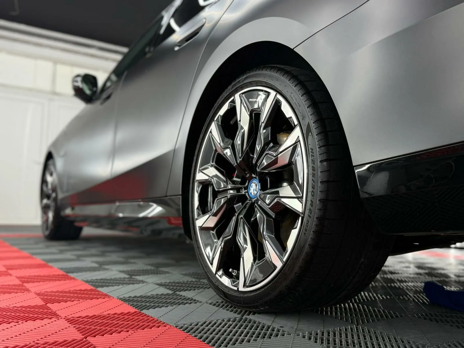 Naplatak BMW-a nakon dubinskog čišćenja i keramičke zaštite