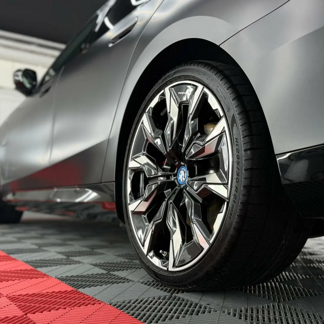 Naplatak BMW-a nakon dubinskog čišćenja i keramičke zaštite