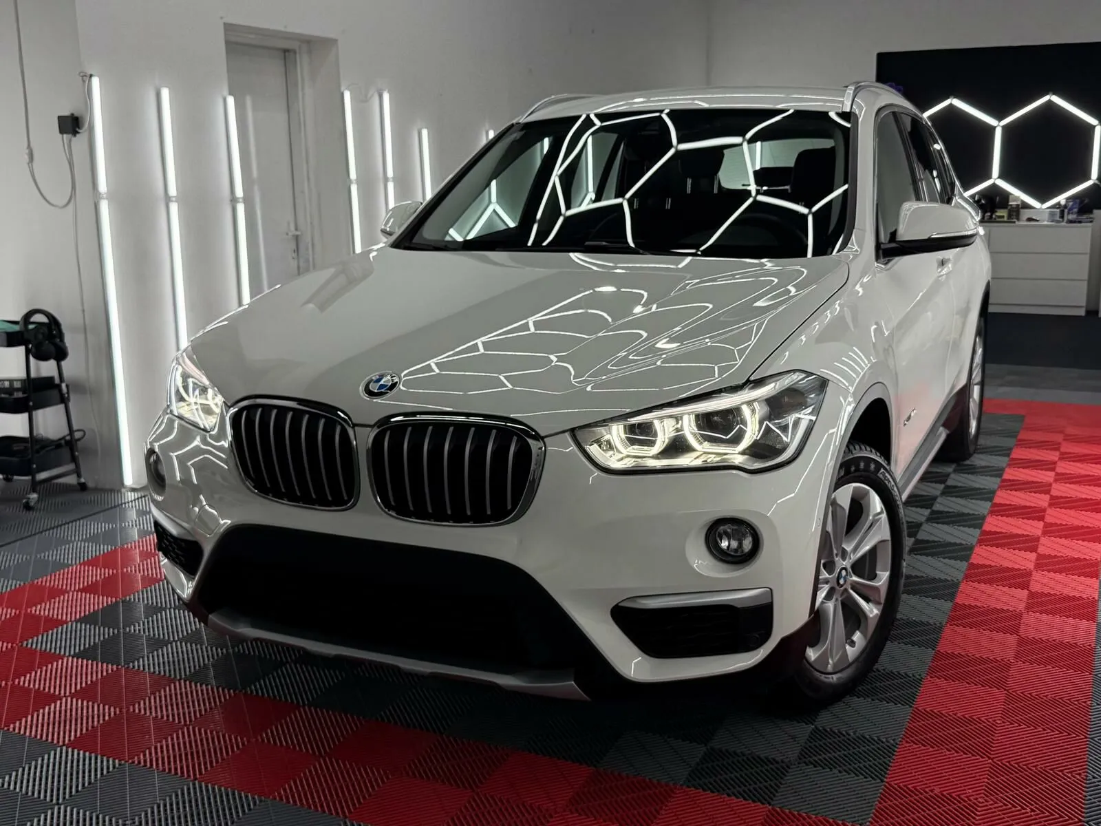 Bijeli BMW X1 pod detailing rasvjetom u studiju kraj Zagreba