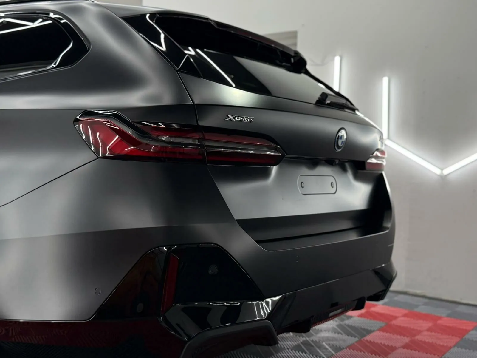 Stražnji dio BMW-a X6 u mat izvedbi nakon detailinga