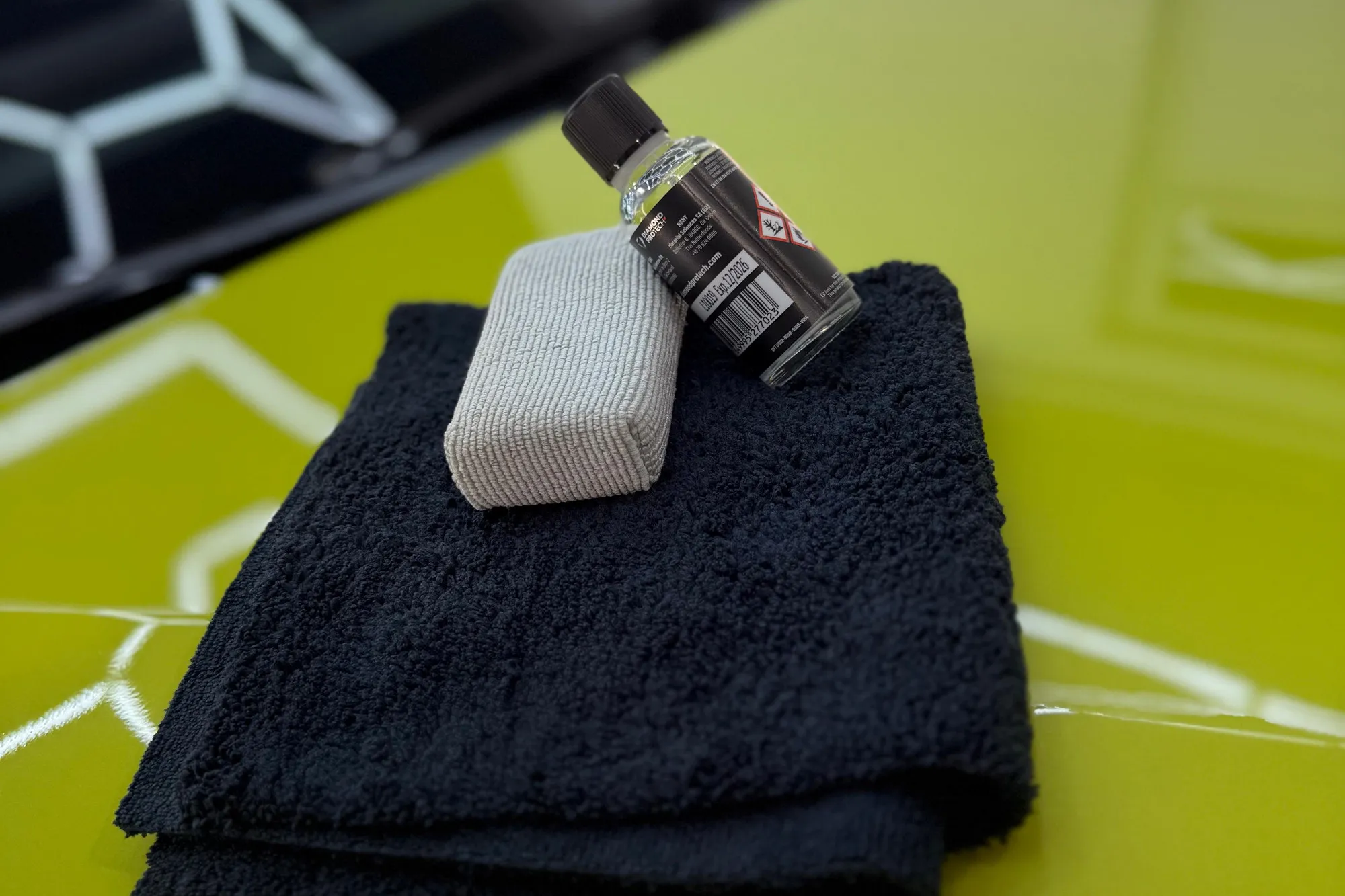 Diamond ProTech keramički premaz i aplikator na poliranoj površini vozila