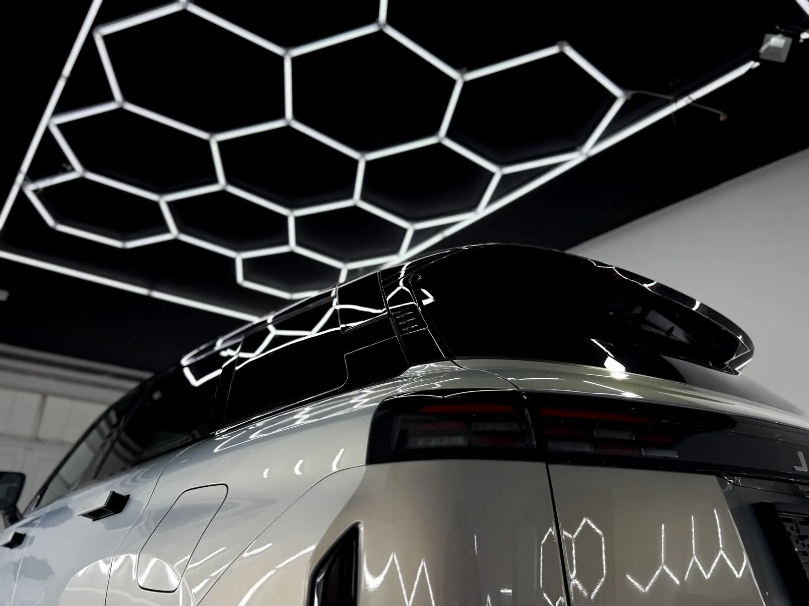 Hexagon rasvjeta odražava se na krovu Hyundaija i20 N nakon keramičke zaštite