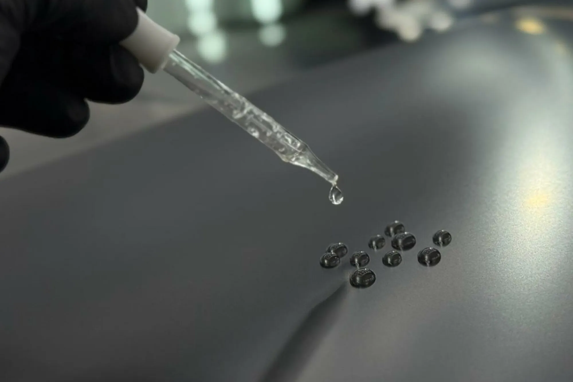 Nanošenje keramičkog premaza pipetom na lak vozila u studiju Prime Detailing kraj Zagreba