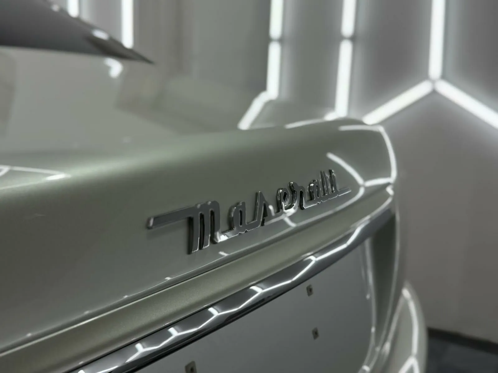 Prednji dio Maseratija s odrazom rasvjete nakon korekcije laka