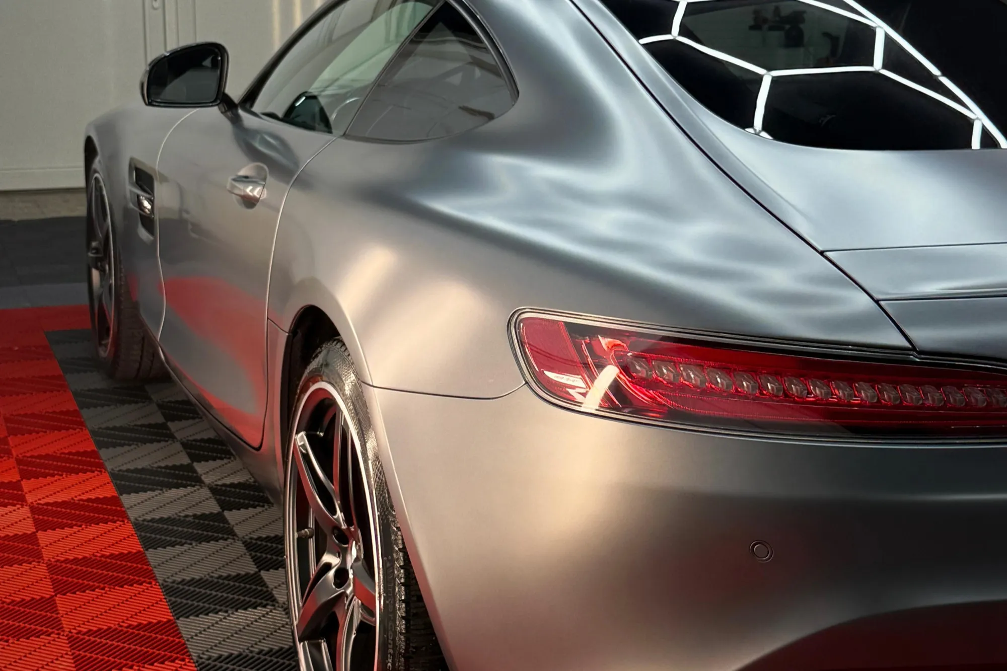 Svjetlo i lak sportskog vozila nakon poliranja u detailing studiju Prime Detailing
