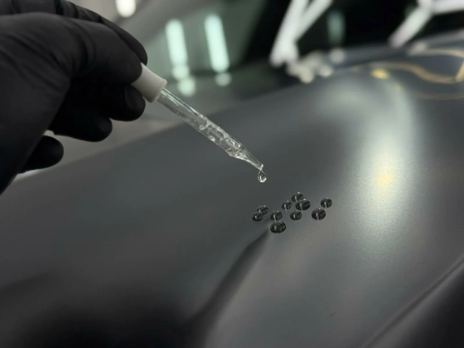 Nanošenje keramičkog premaza pipetom na lak vozila