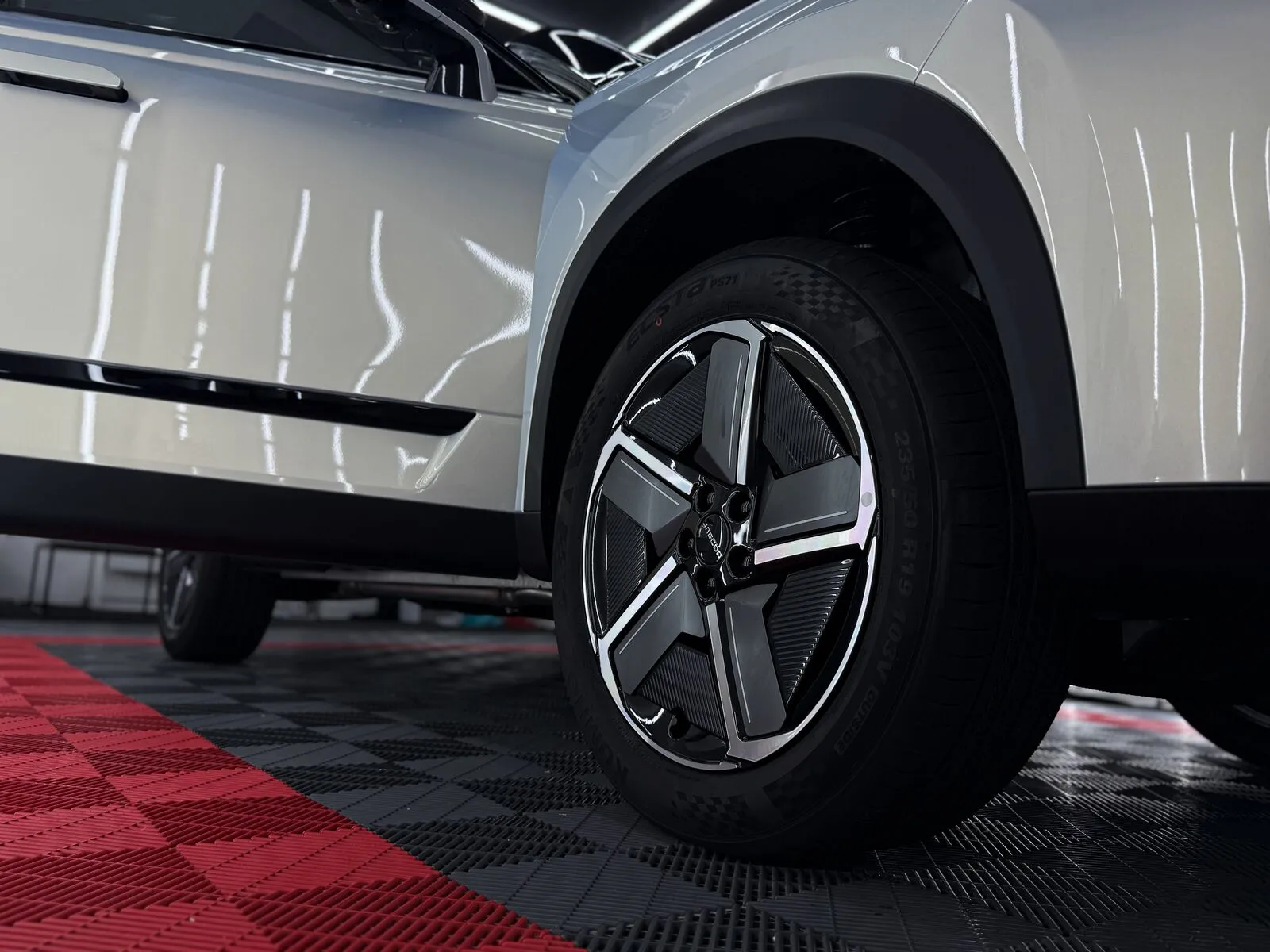 Naplatak SUV-a nakon nanošenja keramičke zaštite u studiju Prime Detailing