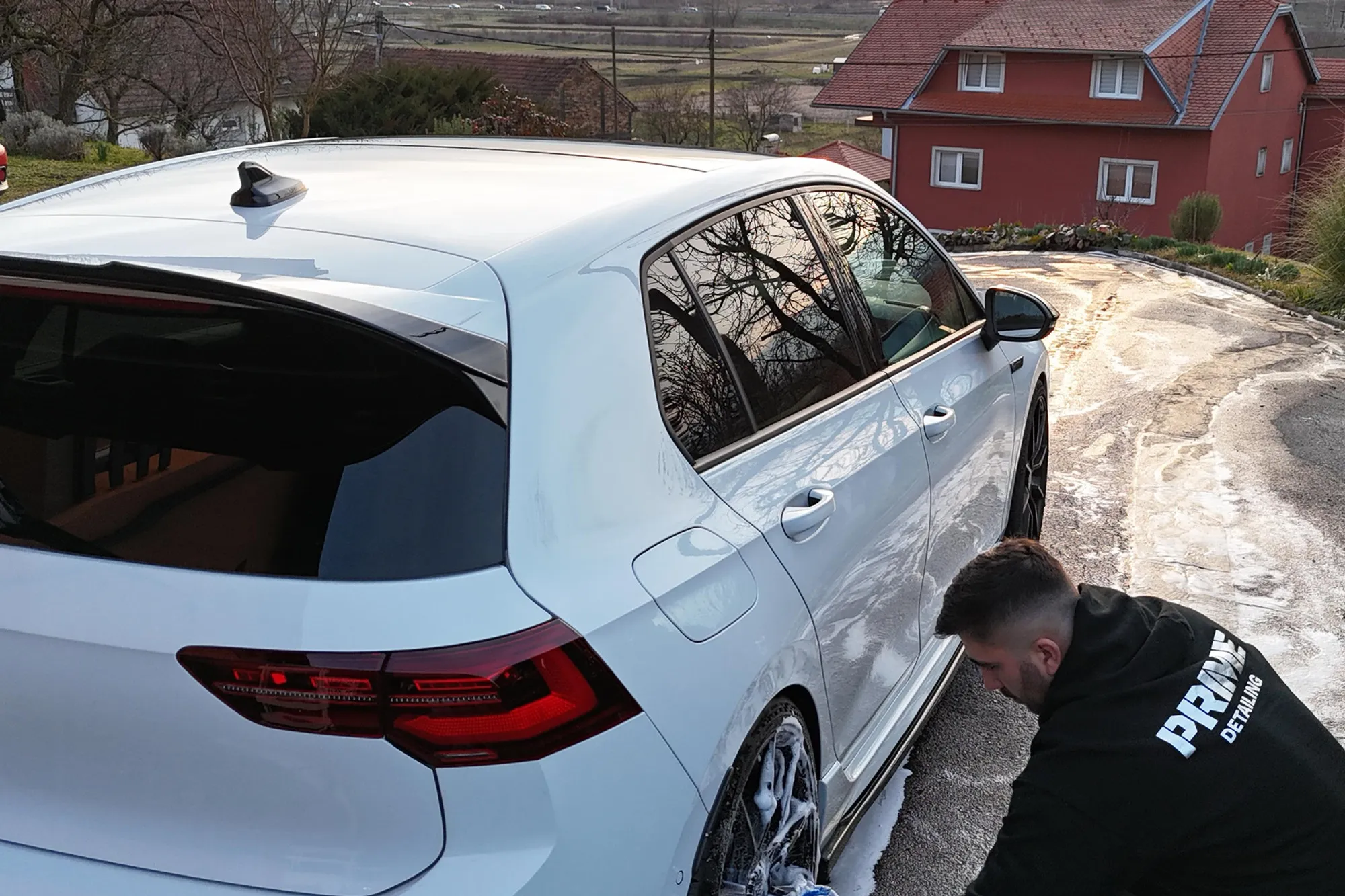 Ručno pranje Volkswagen Golfa R metodom predpranja pjenom u studiju Prime Detailing