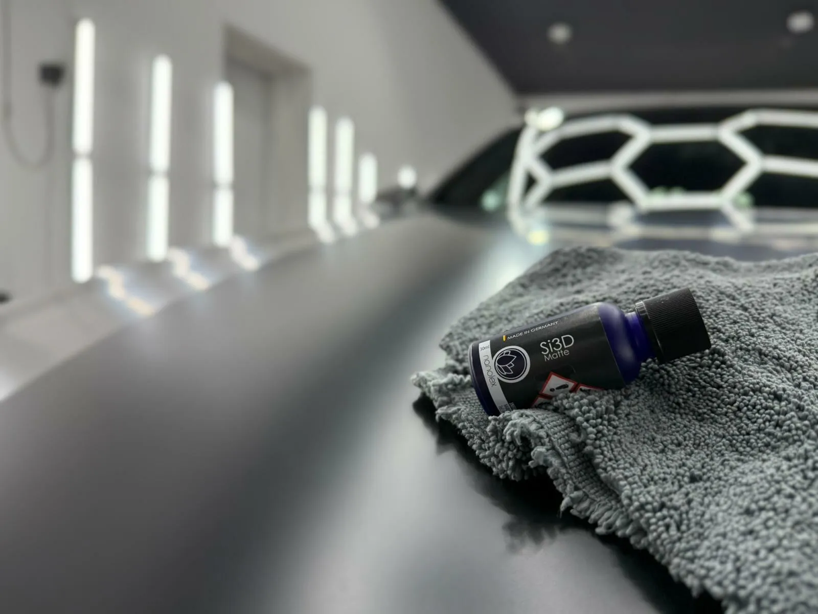 Keramički premaz Si3D i mikrofibra na haubi vozila