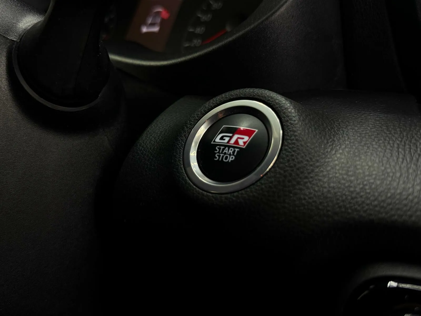 Tipka za paljenje Toyote GR nakon čišćenja interijera