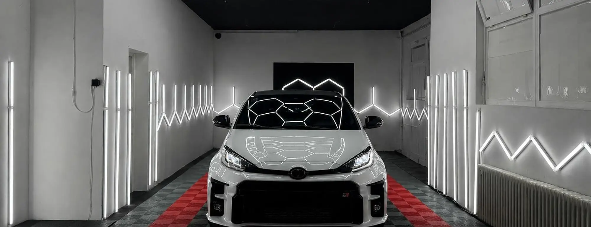 Toyota GR Yaris u detailing studiju Prime Detailing pod hexagon rasvjetom